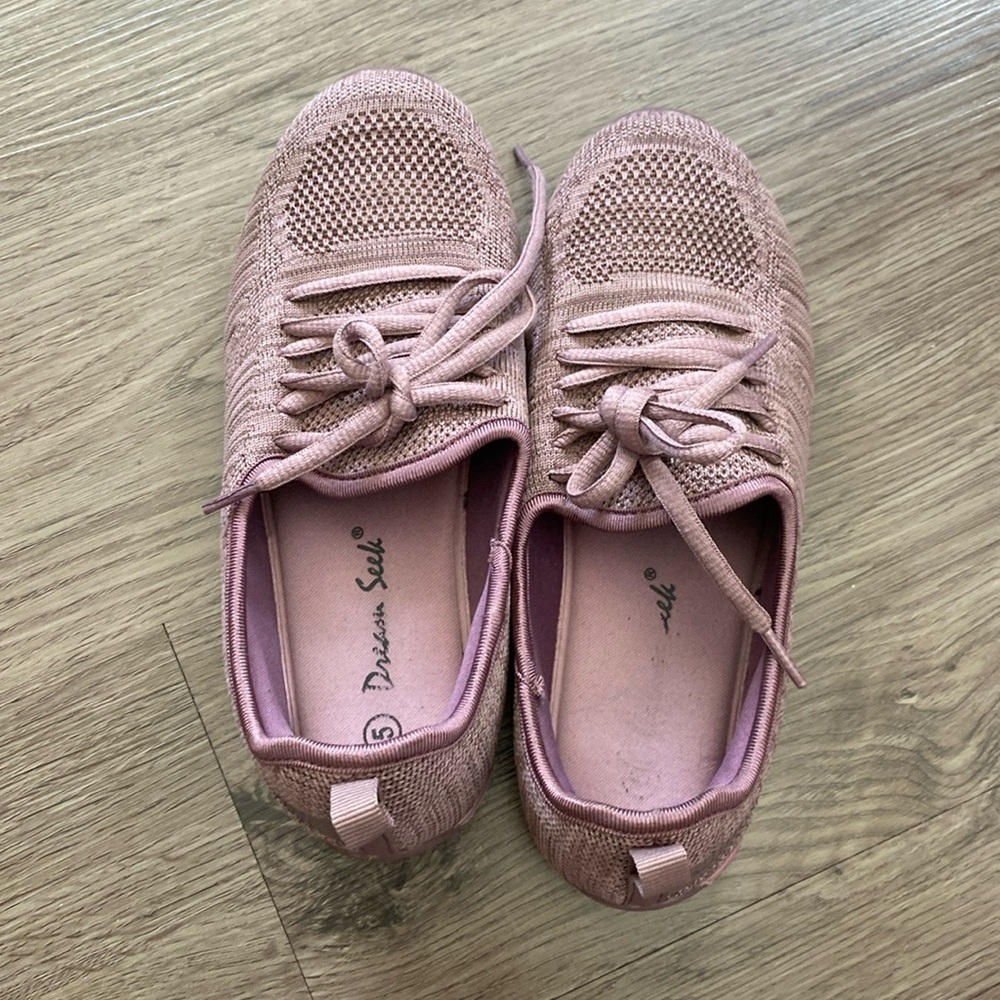 Pink dream seek tennis shoes